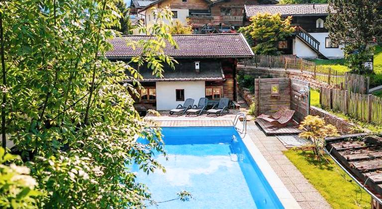 Vacation home with pool — photo 2
