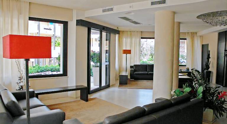 Serviced apartment with patio & yard | Close to the beach | Pet-friendly — photo 4