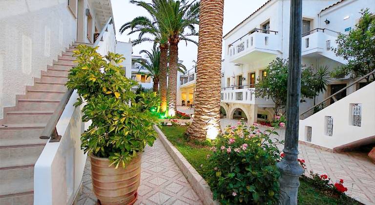 Serviced apartment with patio, pool & yard | Close to the beach | Pet-friendly — photo 5