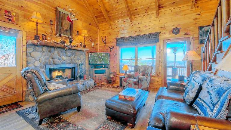 EddieBear- Pet Friendly Aska Adventure Area Screened In Porch Outdoor Living — photo 4