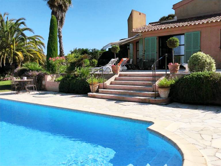 Family-oriented house with garden, private pool & terrace | Pets are welcome in Valbonne