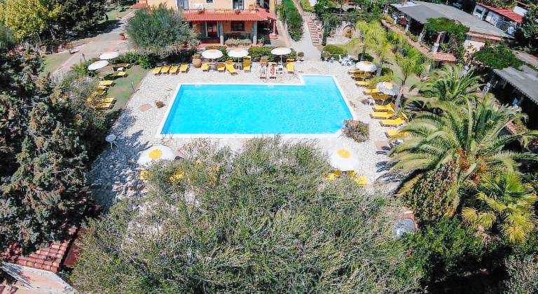 Serviced apartment with pool, patio & yard | Pets are welcome — photo 5