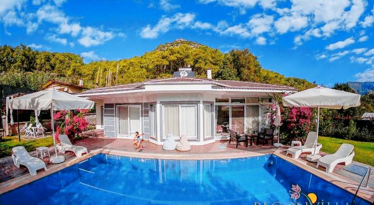 Villa with terrace, barbecue & private pool in Fethiye