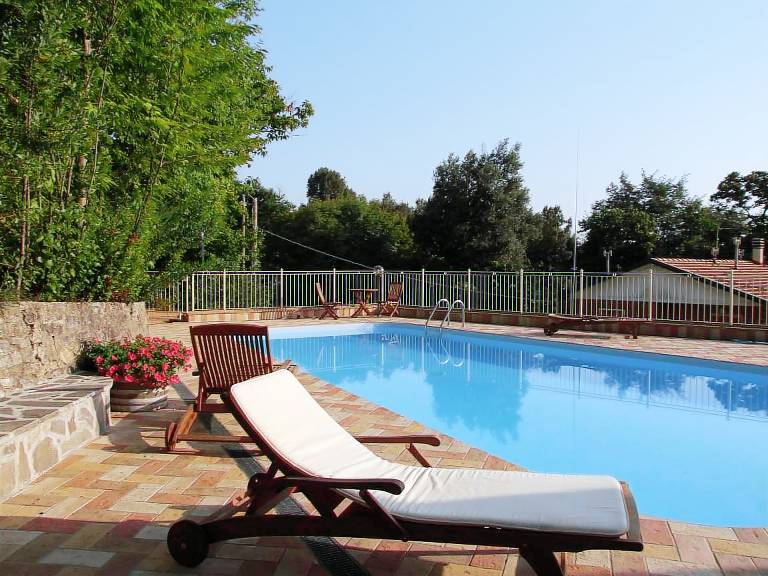 Apartment with garden, barbecue & patio — photo 4