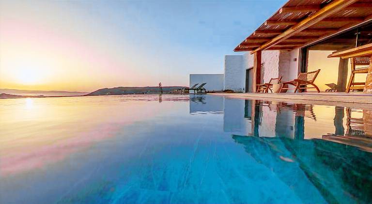 Beautiful villa with terrace, yard & private pool | Perfect for remote work | Dogs allowed in Naxos