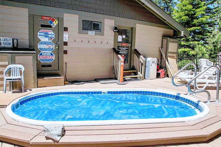 Child-friendly condo with BBQ, sauna & hot tub | Mountain view | Suitable for remote work | Pet-friendly in Mammoth Lakes, CA