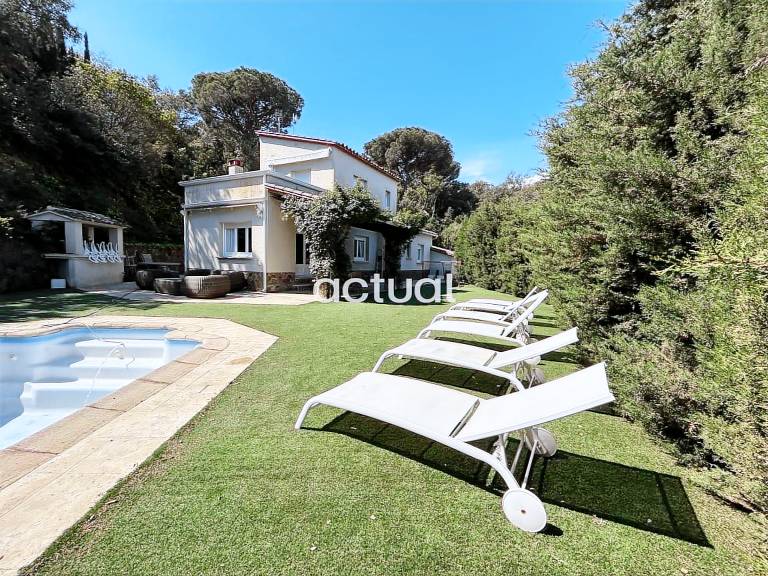 House with private pool, yard & grill — photo 2