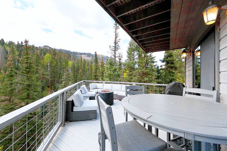 Luxury Home on Creek on 2 Acres - Hot Tub/Sauna/Pool Table/Fire Pit/BBQ Grill — photo 4