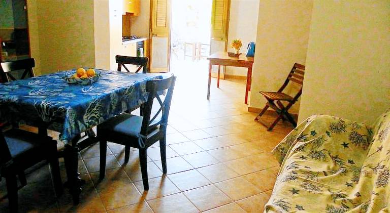 Holiday apartment with barbecue & yard — photo 2