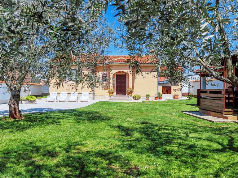 House with barbecue & patio | Pet-friendly — photo 5