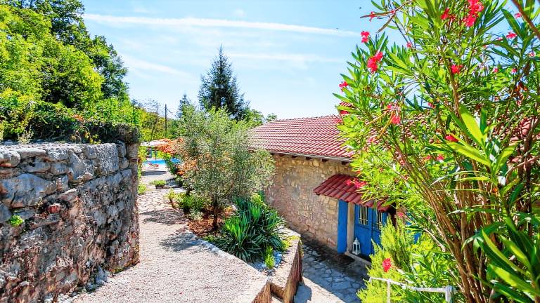 Villa with patio, private pool & barbeque | Pets allowed — photo 2