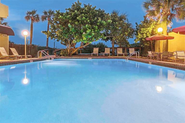 La Quinta Inn & Suites by Wyndham Cocoa Beach Oceanfront — photo 3