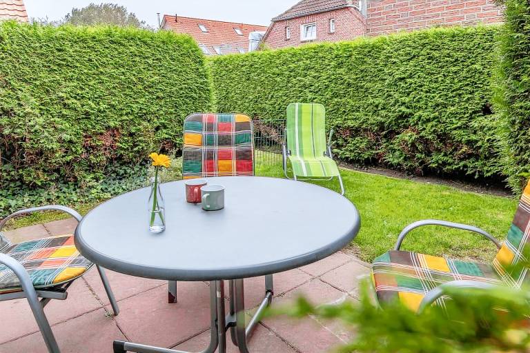 Harmonisch und gemütlich: Die geschmackvoll eingerichtete Doppelhaushälfte von ca. 70 qm lässt keine Wünsche offen. Auf der lauschigen Terrasse lassen sich wunderbare Stunden verbringen. — photo 2