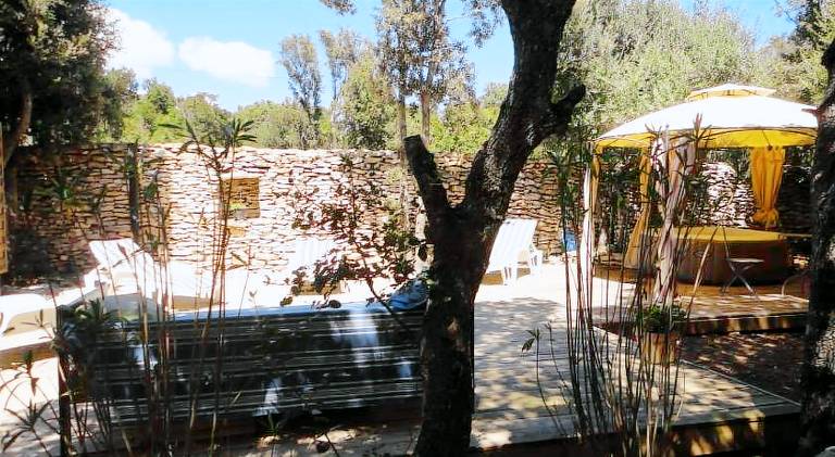 Rental apartment with terrace, yard & barbecue in Bonifacio