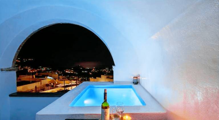 Beautiful holiday apartment with terrace & hot tub | Pet-friendly in Santorini