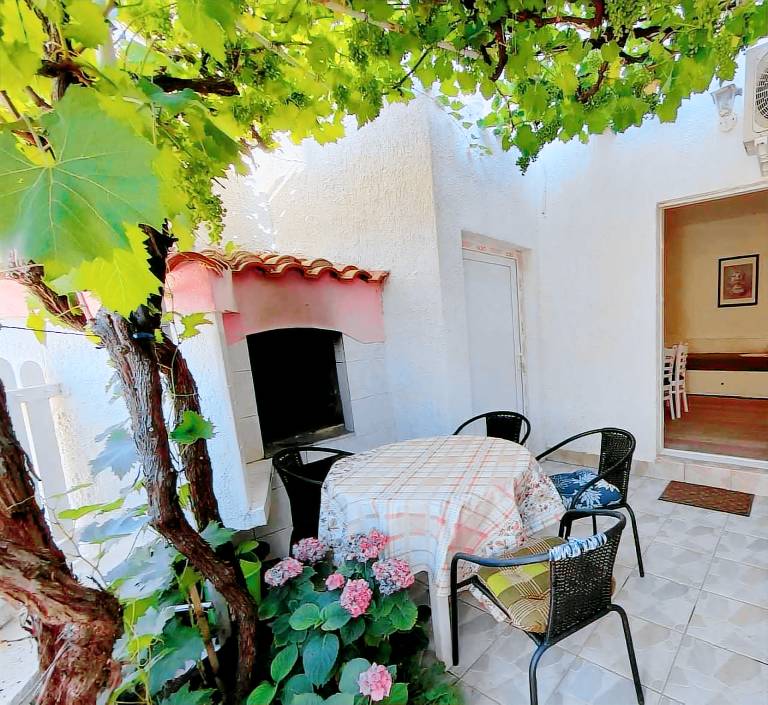 Holiday apartment with yard & barbeque — photo 3