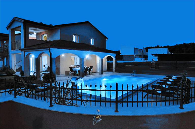 Villa with yard, pool & barbecue | Pool view — photo 2