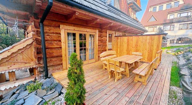 Apartment with yard & patio — photo 3