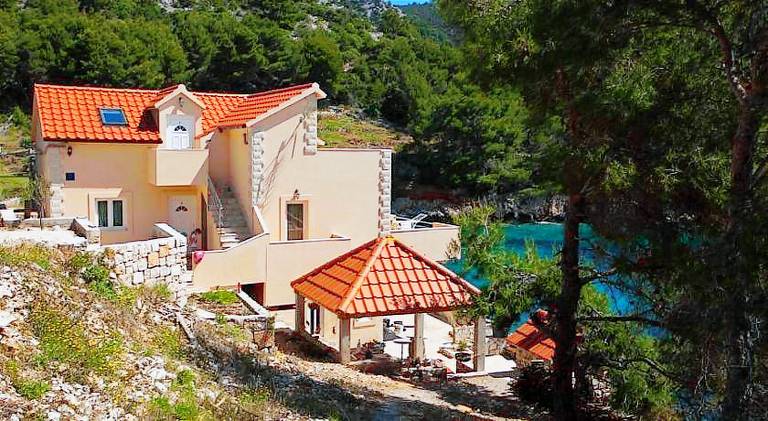 Rental apartment with patio & BBQ in Jelsa