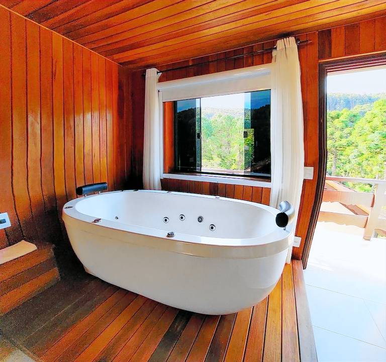 Lodge with hot tub — photo 4