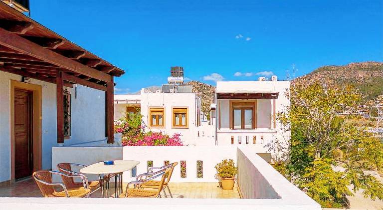 Beautiful apartment with patio & yard | Close to the beach | Perfect for remote work | Pets are welcome — photo 4