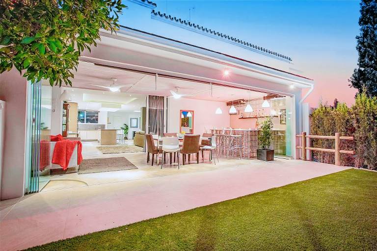 Family-friendly beautiful house with fast internet, garden & pool | Sea view | Perfect for remote work | Dogs allowed in Estepona
