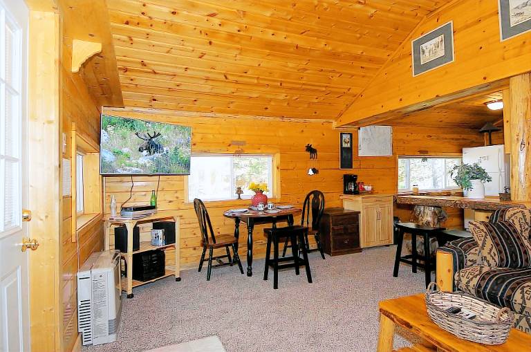 KABINO: Dog Friendly, Trails, Cozy Yellowstone Getaway — photo 2