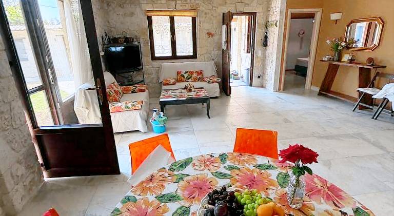 Rental apartment with yard & patio — photo 3