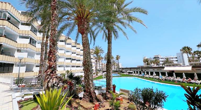 Fully equipped charming holiday apartment with yard, heated pool & patio | Next to the beach | Pets are welcome in San Bartolomé de Tirajana