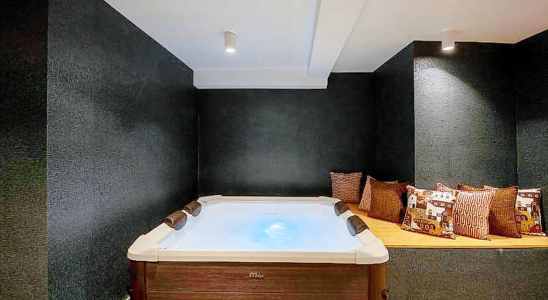 Apartment with hot tub & garden | Near Acropolis of Athens | Perfect for remote work — photo 5