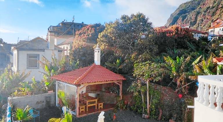 Vacation home with grill, terrace & yard — photo 3