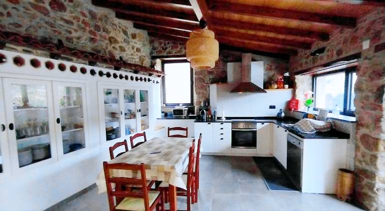 Vacation home with patio, BBQ & garden — photo 4