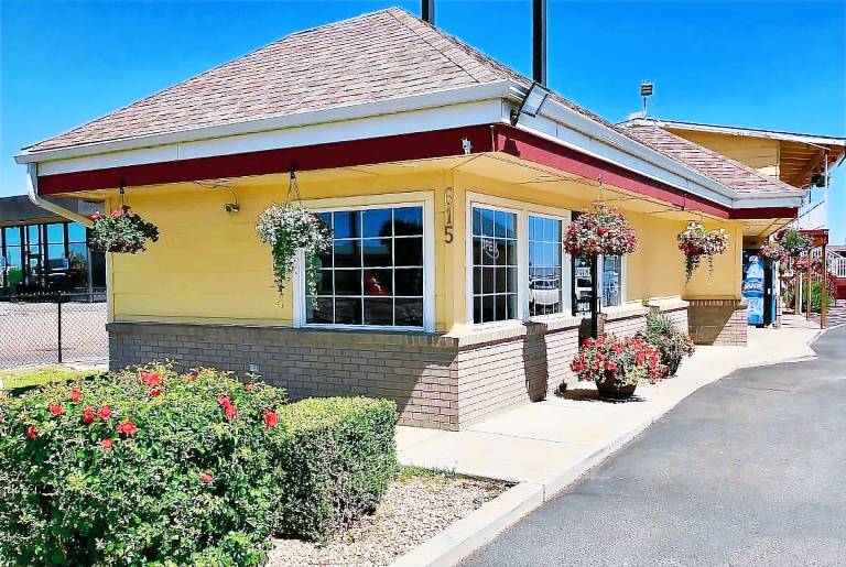 Super 8 By Wyndham Ontario — photo 2