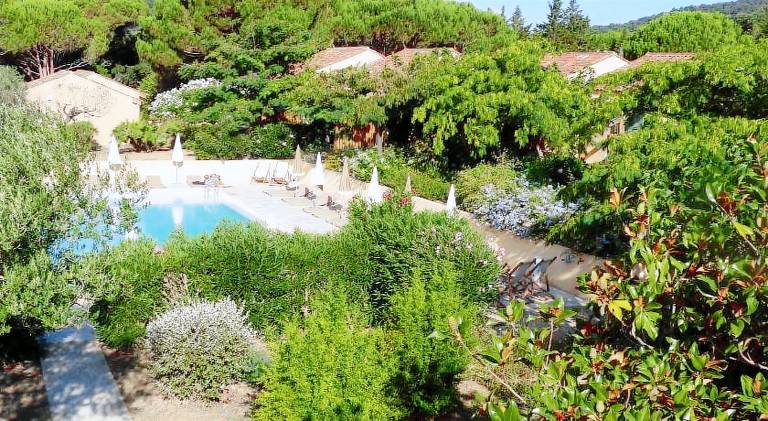 Wonderful holiday apartment with patio, garden & pool | Pets allowed — photo 3