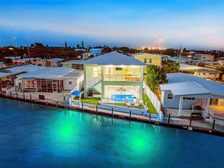Child-friendly beautiful villa with fast internet, yard & grill | Sea view | Close to the beach | Dogs allowed in Marathon, FL