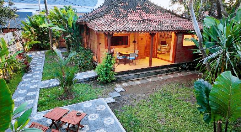 Villa with yard & pool in Denpasar