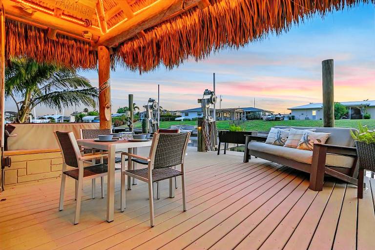 OH! What a Villa - Sunsets, Saltwater Pool, Hot tub, Tiki Hut, Dock - Villa Coastal Cottage- Roelens — photo 2