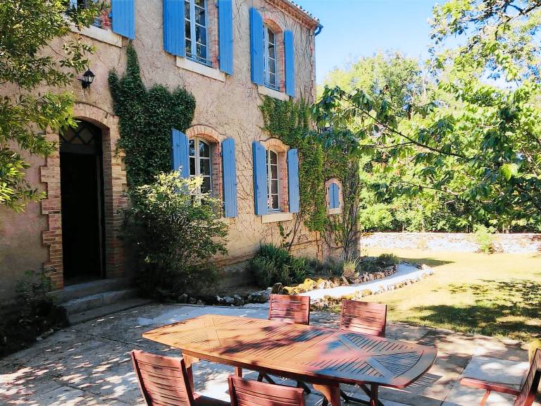 Gite with yard, patio & grill — photo 2