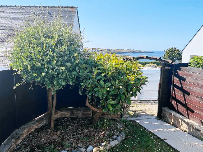 Vacation home with terrace, grill & yard | Beach view | Beach nearby | Pet-friendly — photo 3