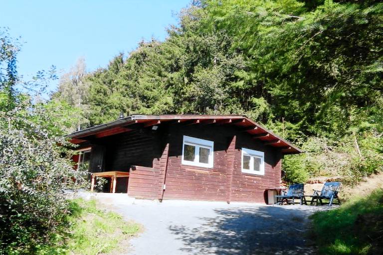 Fully equipped vacation home with yard, patio & barbeque | Dogs allowed — photo 4