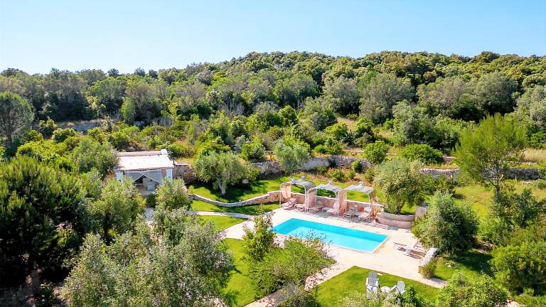 Villa with hot tub, barbeque & patio | Garden view in Ostuni