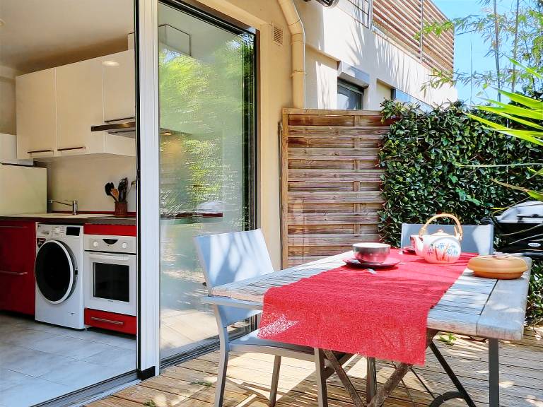 Holiday apartment with barbeque & garden | Garden view — photo 2
