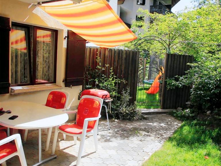 Fully equipped holiday apartment with garden, patio & pool | Mountain view | Pet-friendly — photo 2