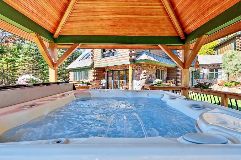 Slopeside Estate Luxurious Home in Killington - Ski On Ski Off, Hot Tub, Private Shuttle — photo 2