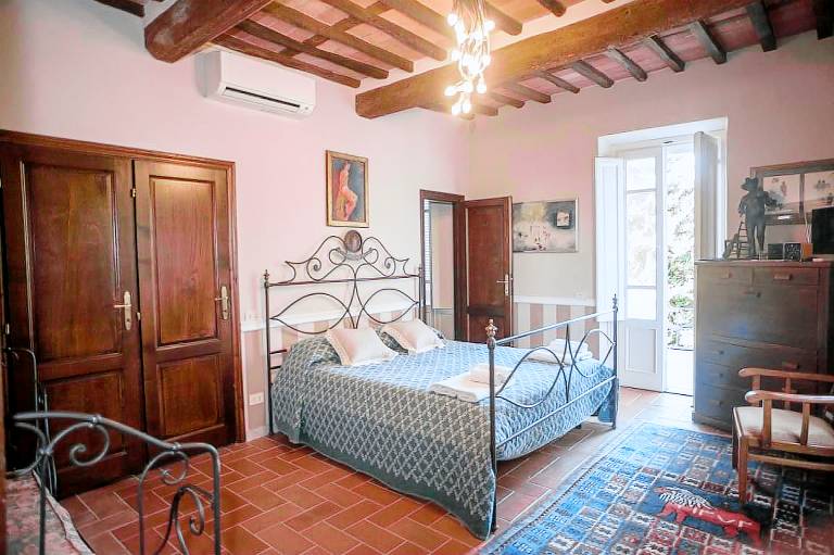 Dedicated room with jacuzzi & yard | Garden view in Pietrasanta