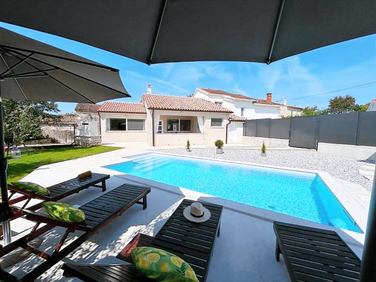 Diva mit privatem Pool