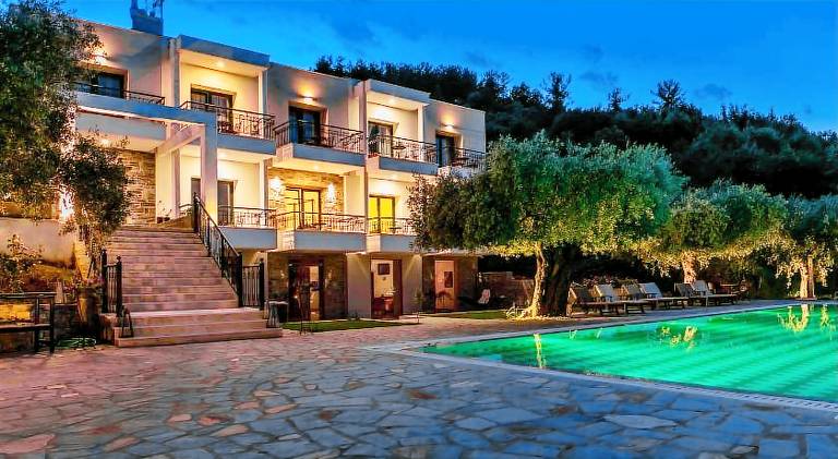 Holiday apartment with pool, barbeque & patio | Pet-friendly — photo 2