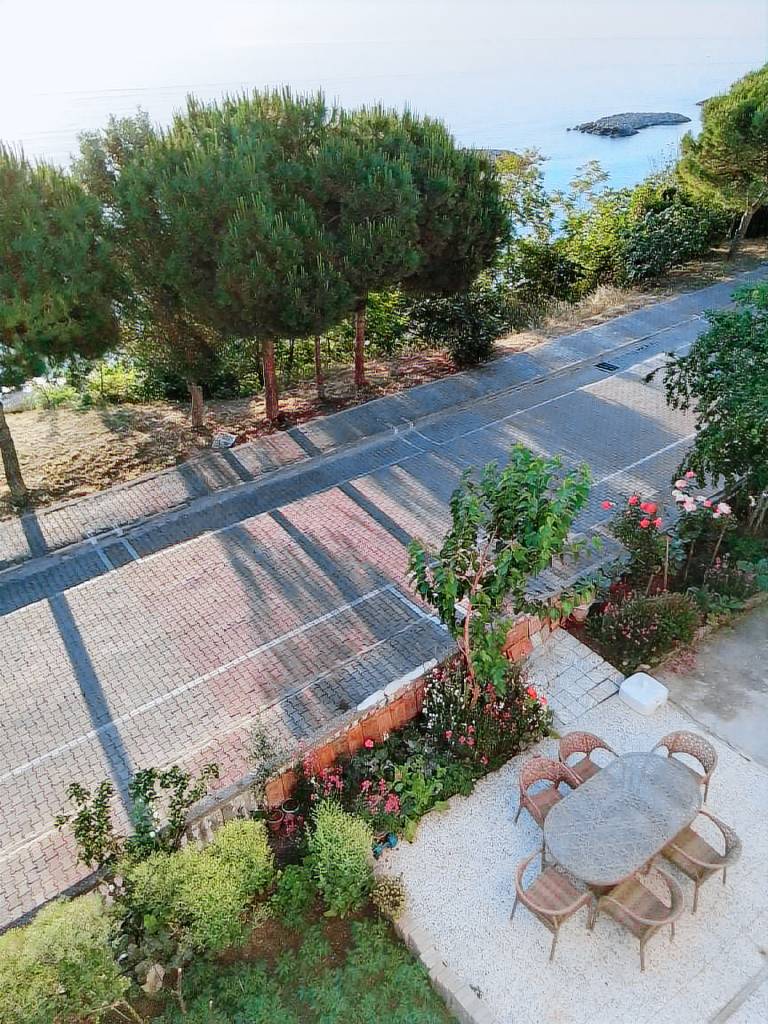Vacation home with yard, barbeque & patio — photo 4