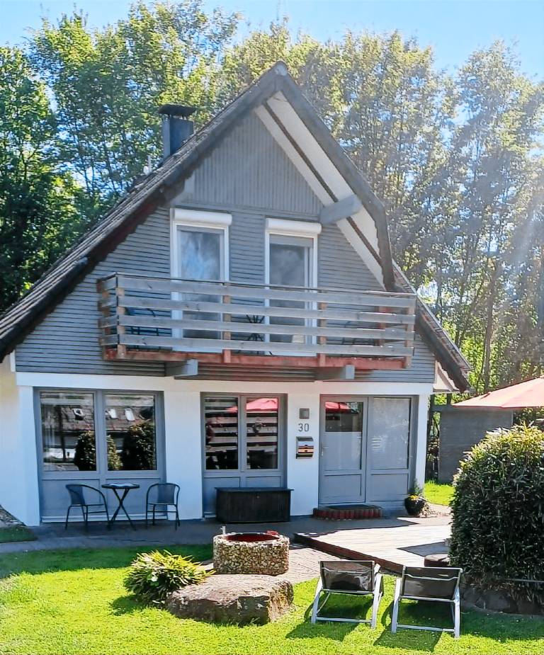 Ferienhaus mit Badezuber und Außendusche