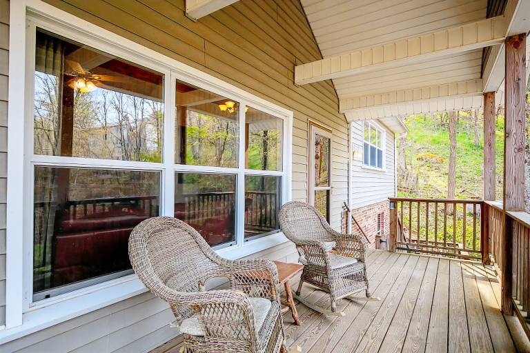 A Treetop Escape: All Nights $199! App Ski Mtn home with spacious decks! in Boone, NC